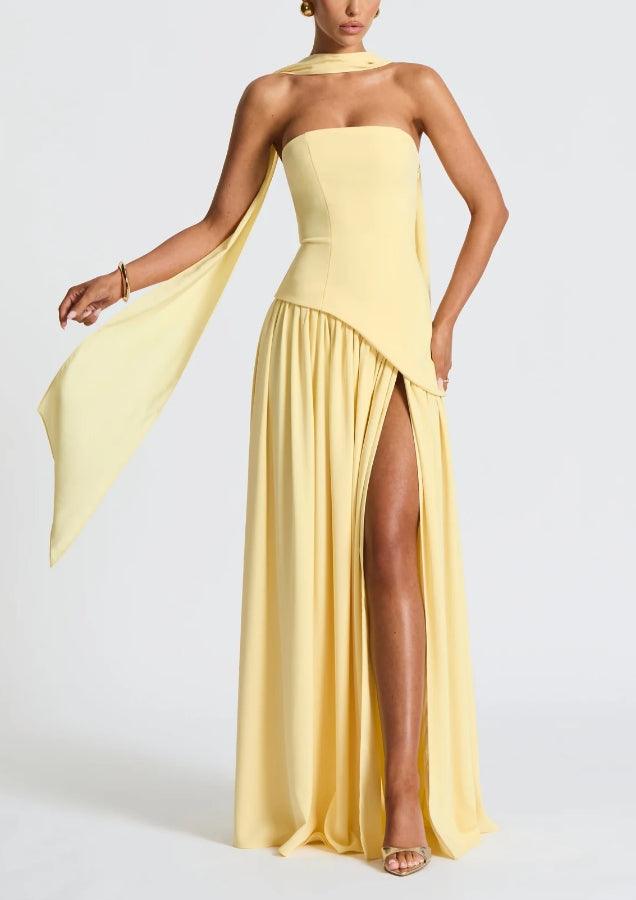 Abito lungo senza spalline con spacco e nastro
