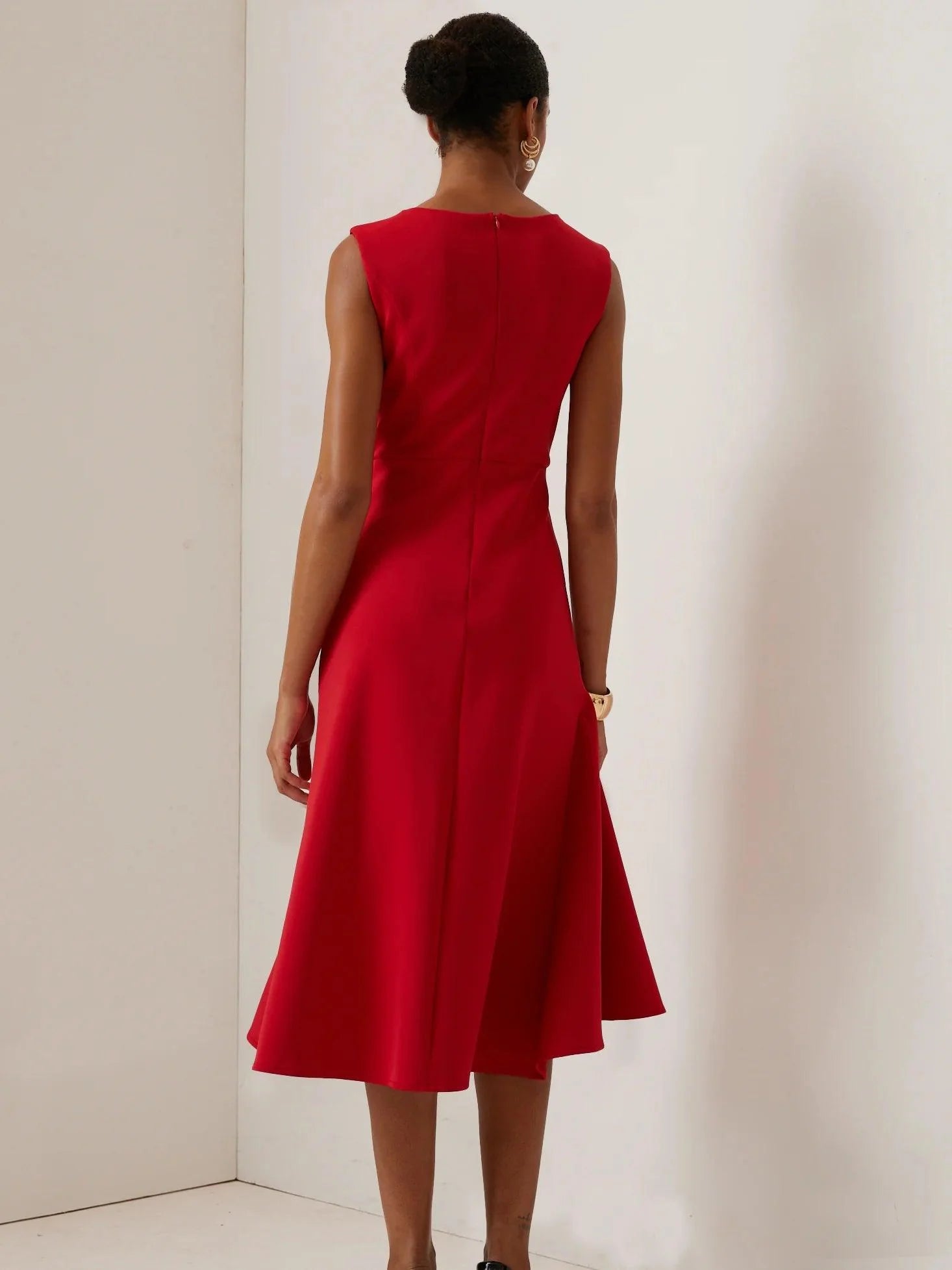 Elegant Sleeveless Midi Dress with Ruched Waist Twist – Day to Night