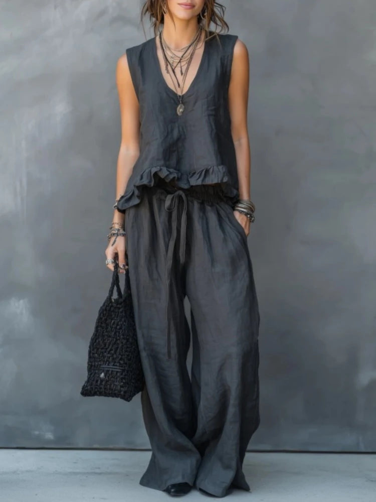 Clara | Completo di pantaloni a due pezzi con top senza maniche a scollo a V e volants