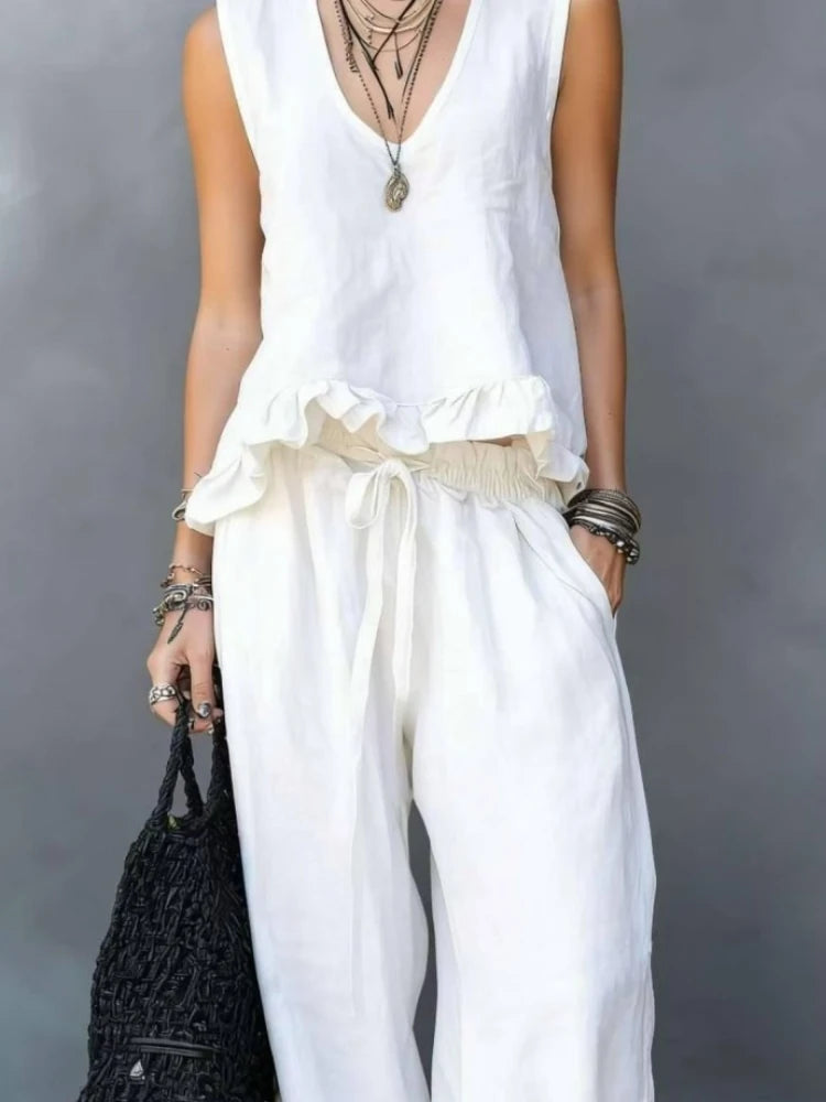 Clara | Completo di pantaloni a due pezzi con top senza maniche a scollo a V e volants