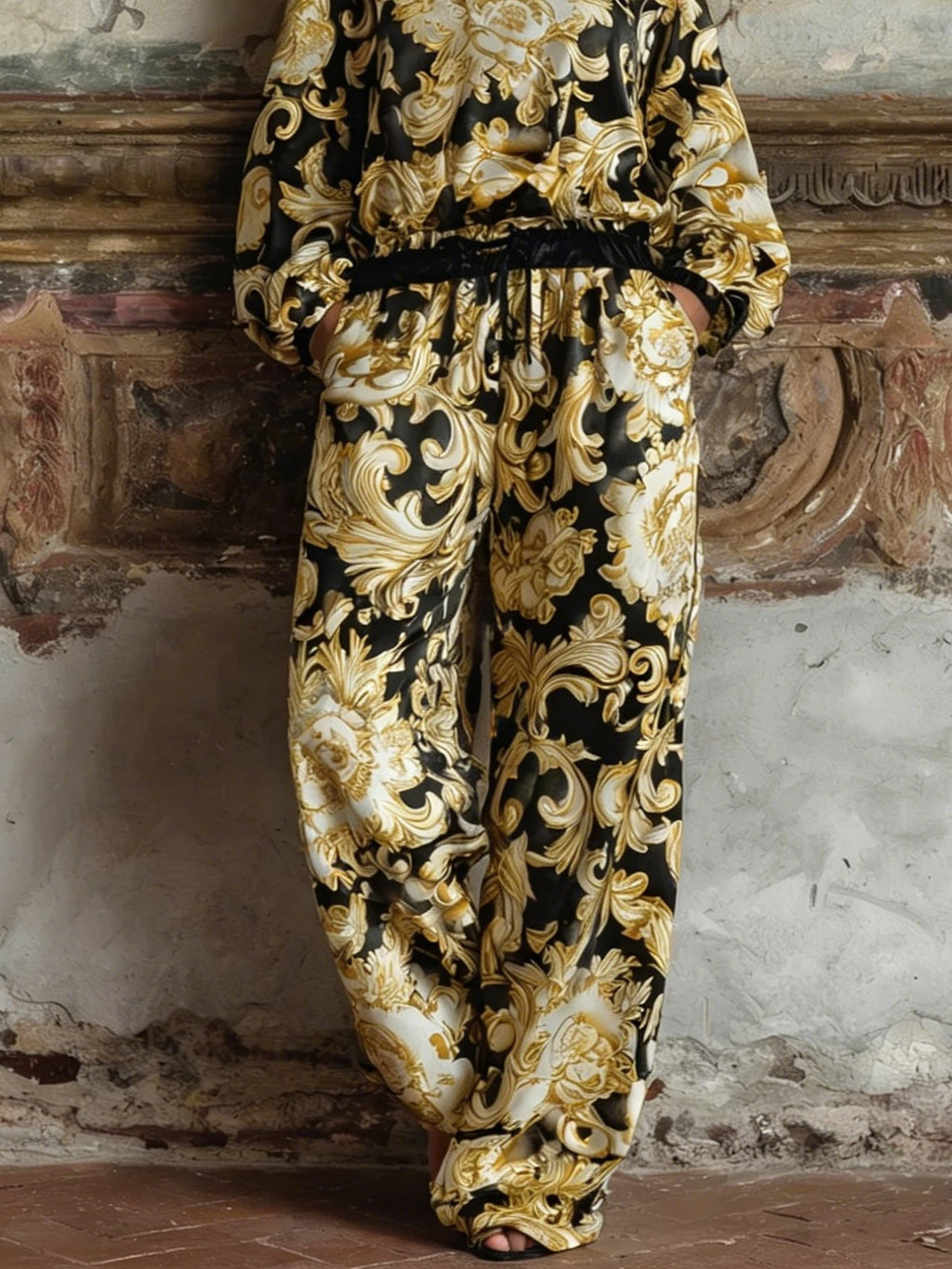 Complete your loungewear collection with this elegant Baroque floral print set, including a long-sleeved top and wide-leg trousers.