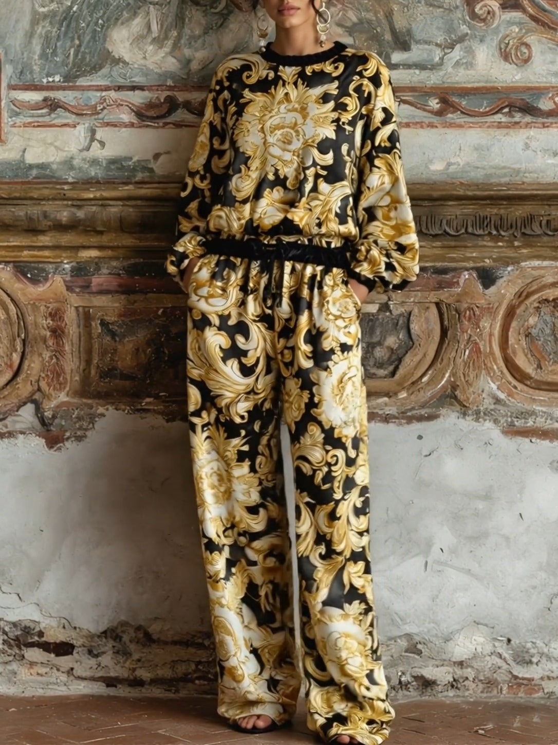 Complete your loungewear collection with this elegant Baroque floral print set, including a long-sleeved top and wide-leg trousers.