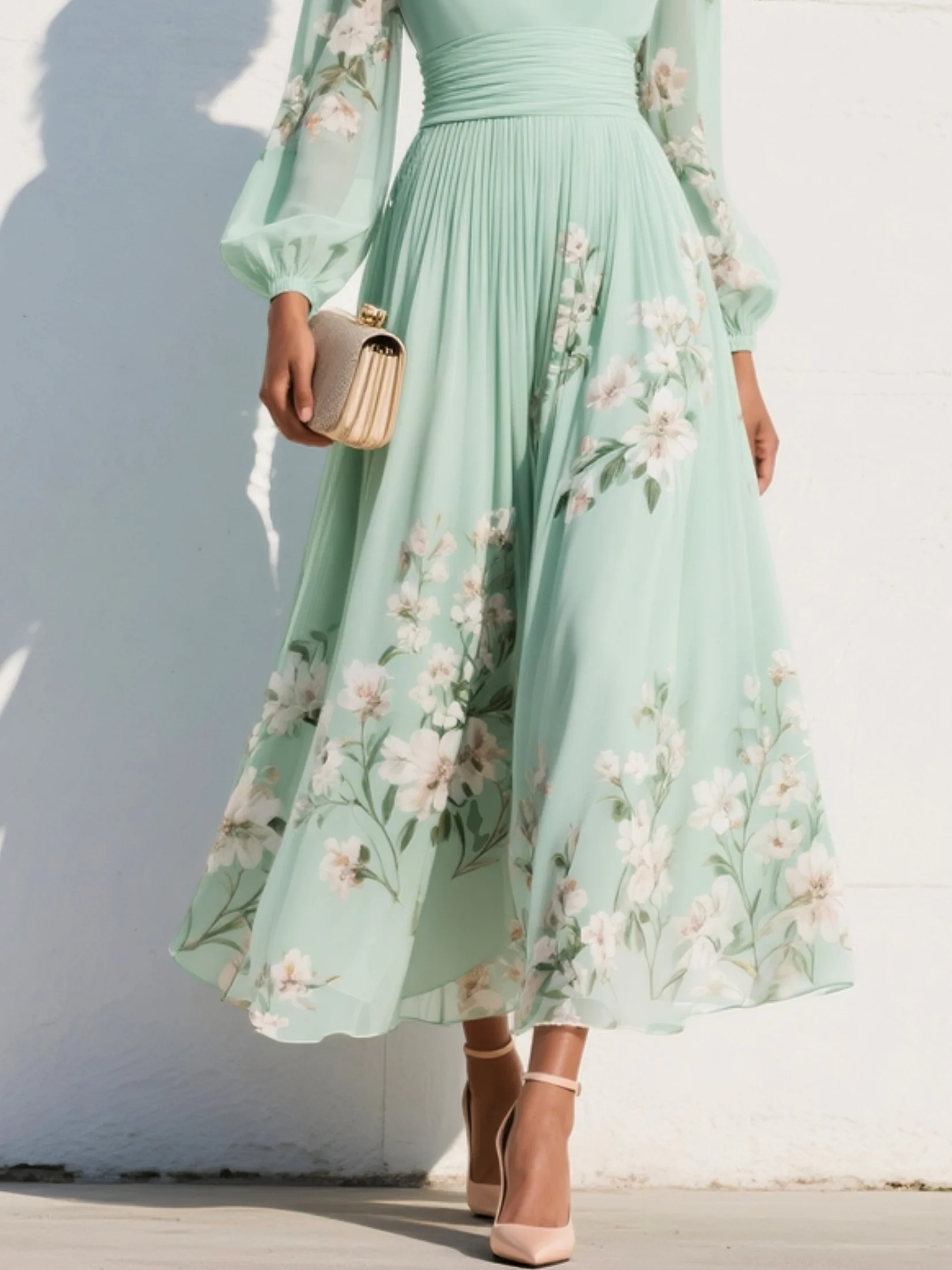 Abito lungo in chiffon plissettato con scollo a V e stampa floreale verde chiaro