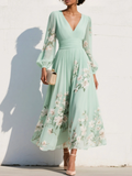 Abito lungo in chiffon plissettato con scollo a V e stampa floreale verde chiaro