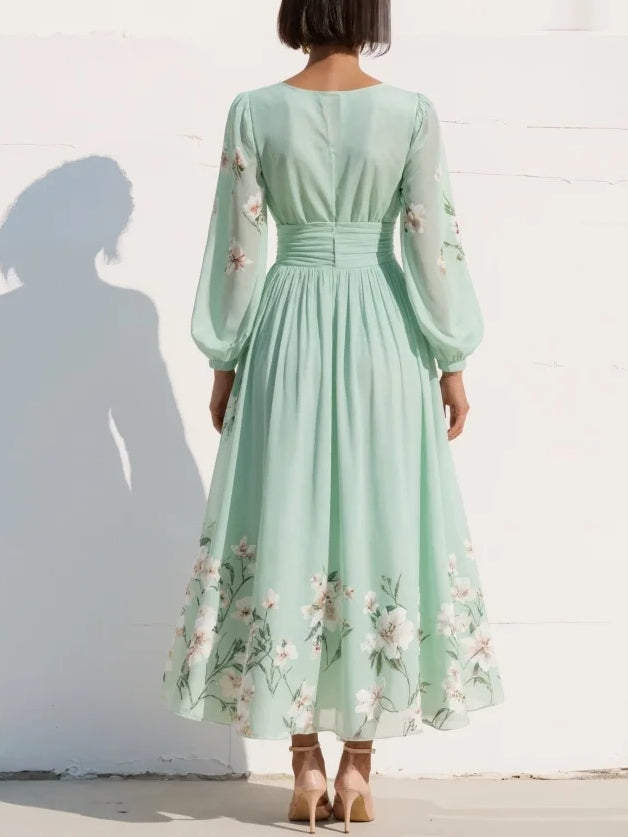 Abito lungo in chiffon plissettato con scollo a V e stampa floreale verde chiaro
