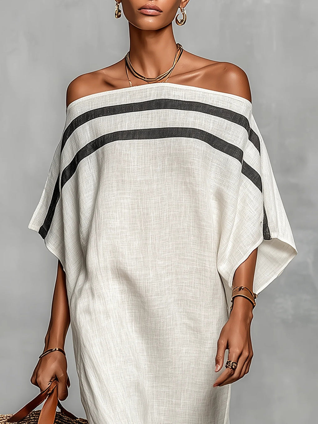 Vestito lungo dritto bianco con maniche a pipistrello e spalle scoperte