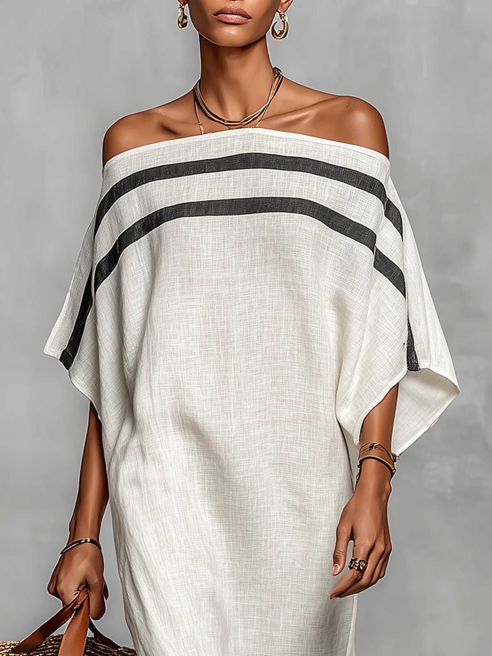 Vestito lungo dritto bianco con maniche a pipistrello e spalle scoperte