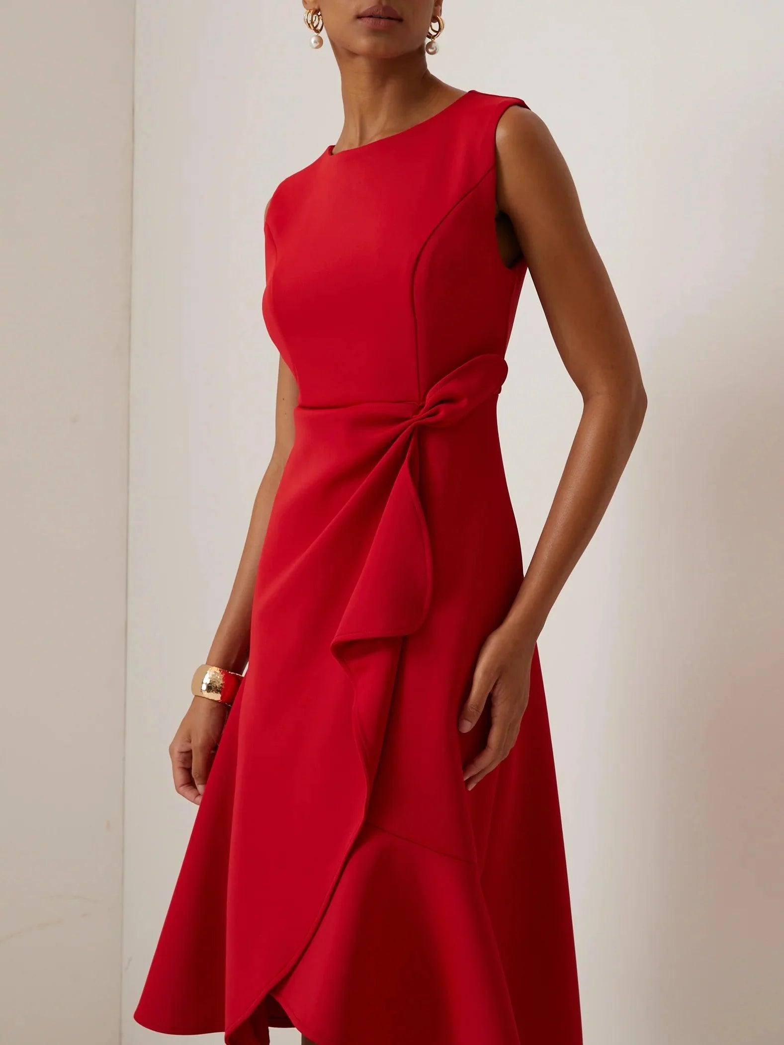 Elegant Sleeveless Midi Dress with Ruched Waist Twist – Day to Night